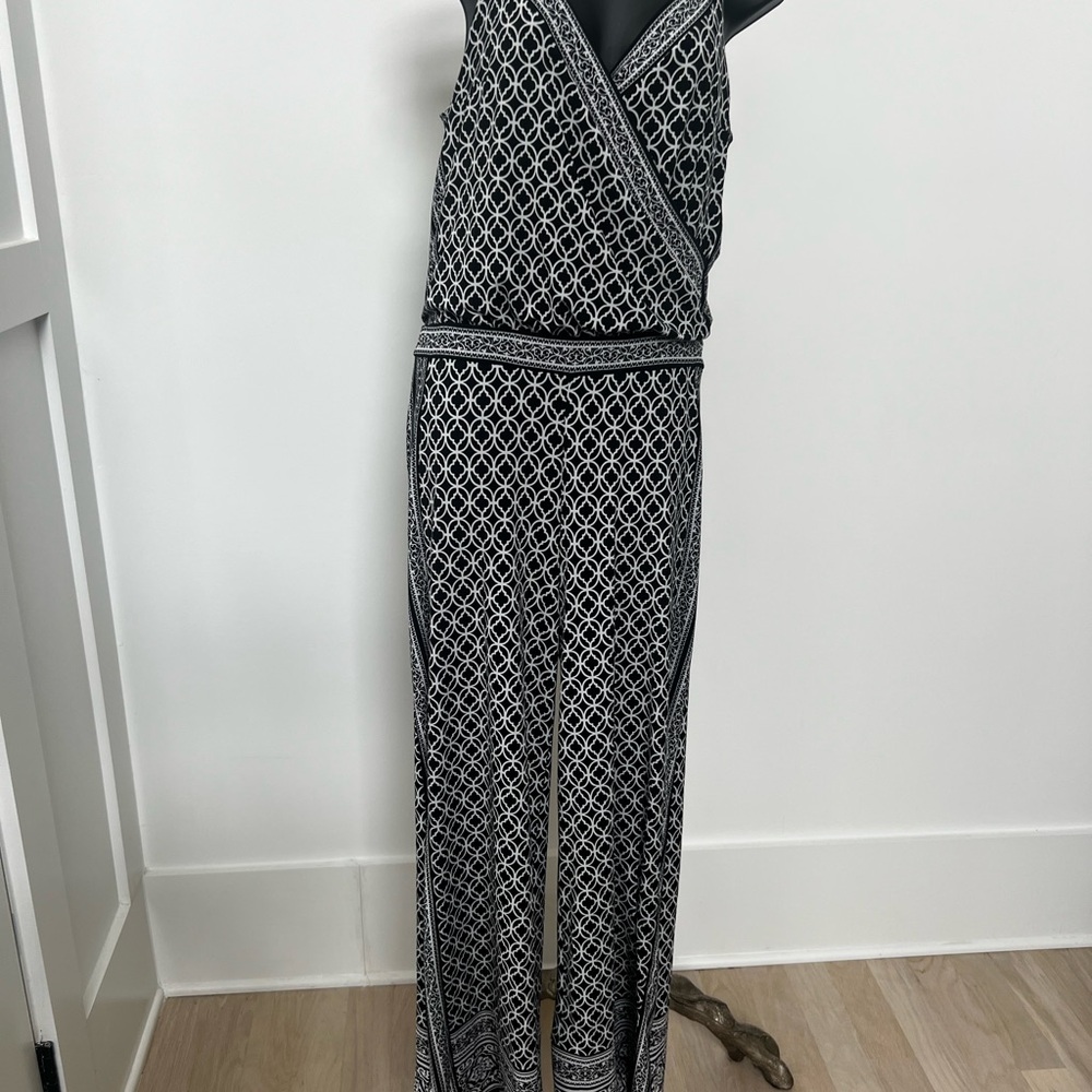 White House /Black Market Elegant Black and White Patterned Women's Pant suite
